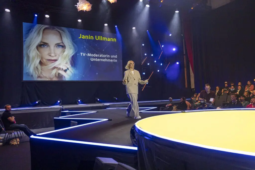 Janin Ullmann Speaker Management Presenter, Podcaster und Speaker for Female Empowerment, Financial Expert