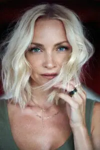 Janin Ullmann Speaker Management Presenter, Podcaster und Speaker for Female Empowerment, Financial Expert
